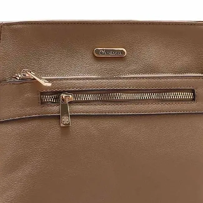 Close frontal da bolsa feminina Chenson bege transversal mostrando detalhes do zíper dourado e textura